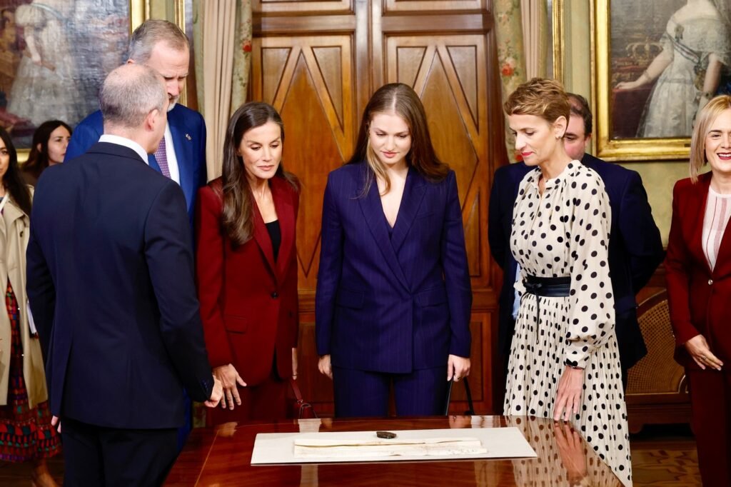 Sus Majestades los Reyes y Su Alteza Real la Princesa de Asturias y de Viana observan el documento original de la creación del Principado de Viana por el rey Carlos III "el Noble"