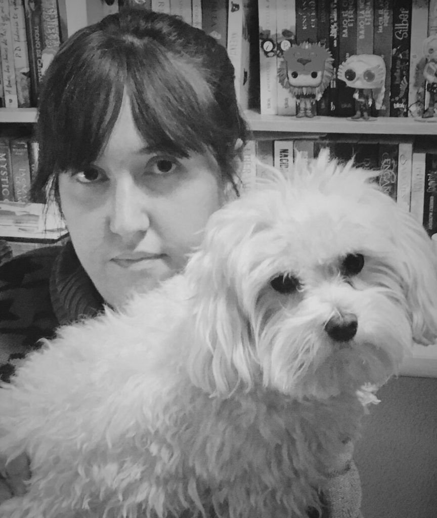 La escritora Duna Alba con su perrito Dobby