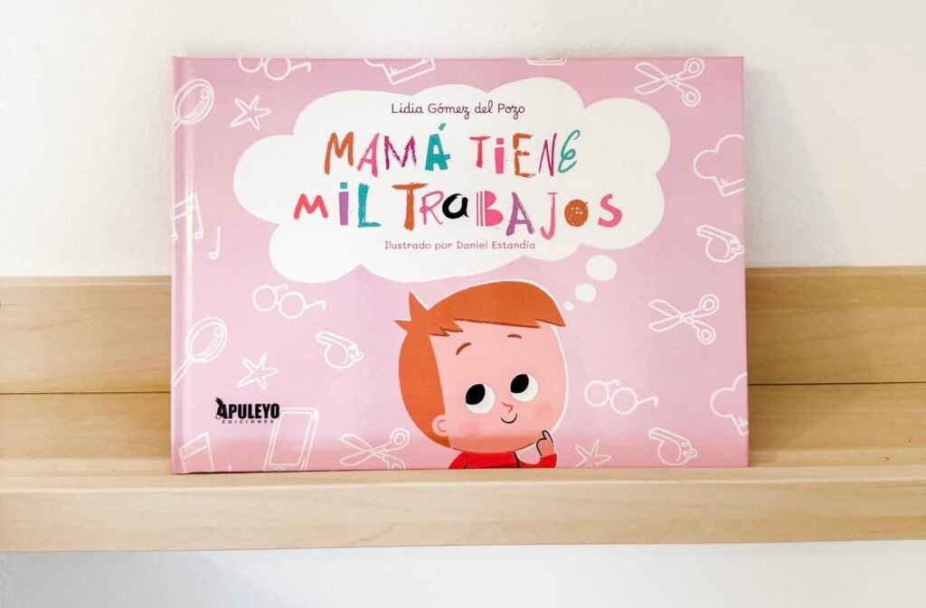 Libro Mamá tiene mil trabajos de Lidia Gómez del Pozo sobre una balda