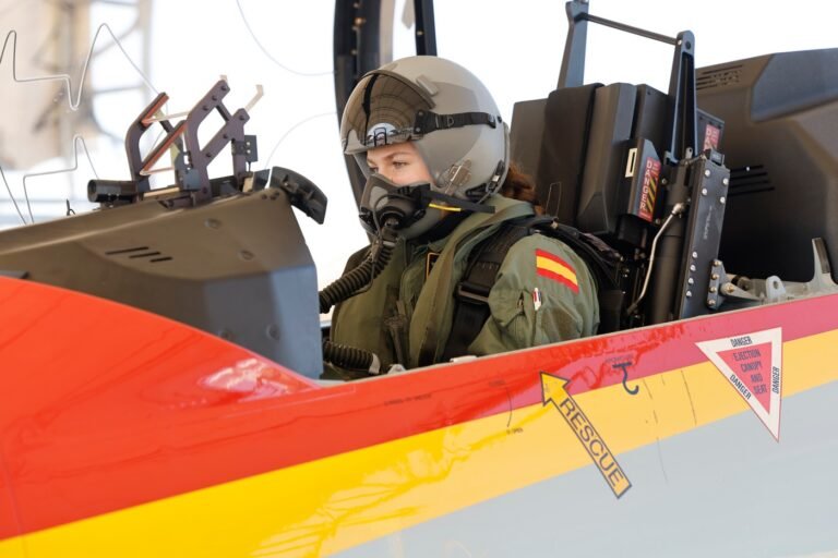 La Princesa Leonor en un PC21, Pilatus, preparada para su primer vuelo en solitario.