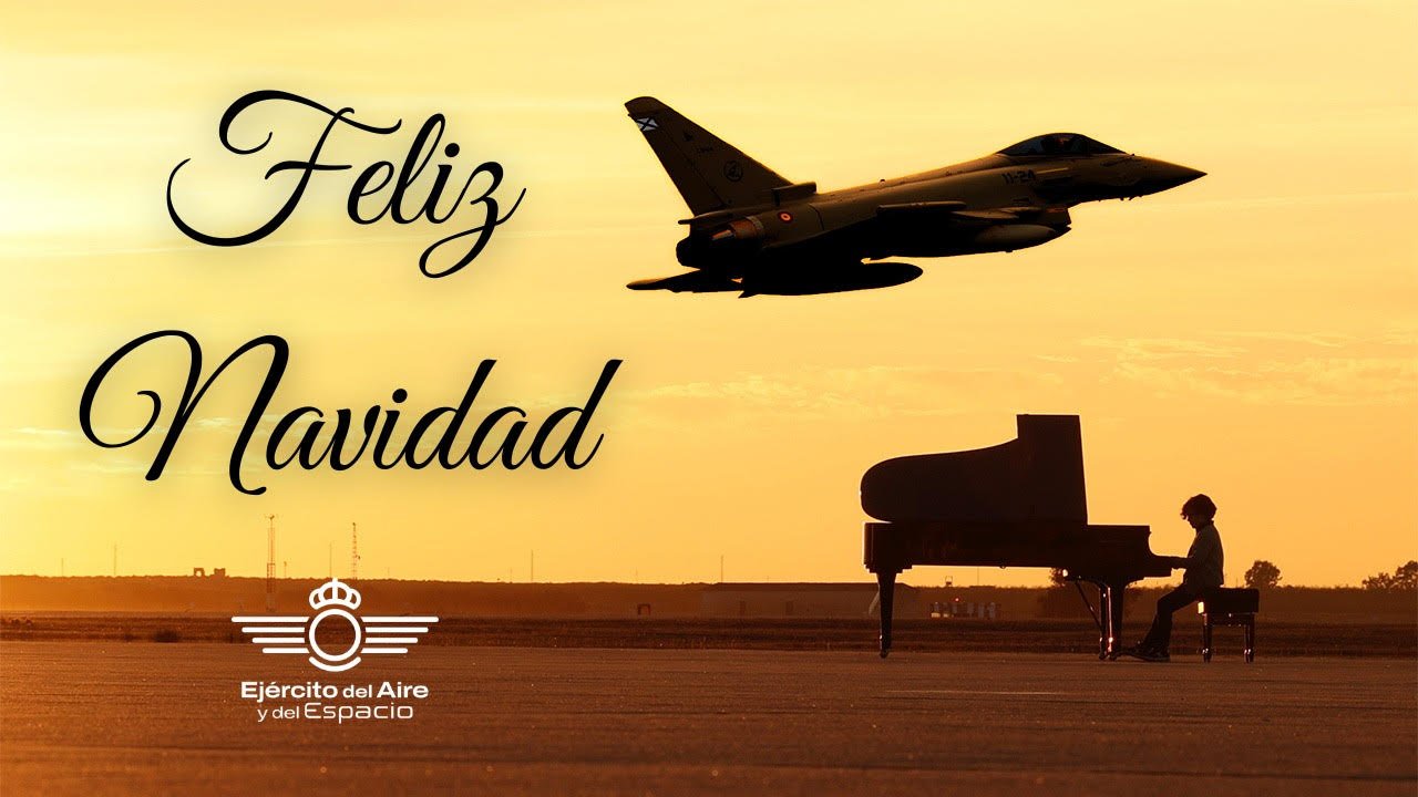 Un niño toca el piano al atardecer. Encima de él, un Eurofighter despega. En la imagen también se lee Feliz Navidad y el logo del Ejército del Aire y del Espacio.