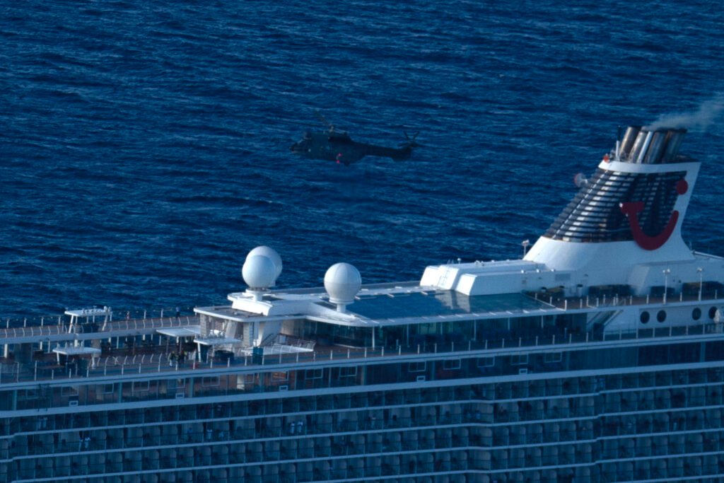 Un helicóptero del Ejército del Aire y del Espacio llegando a bordo del crucero Mein Schiff 3