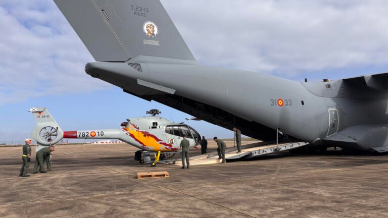 Un helicóptero de la Patrulla ASPA es embarcado en un A400M del Ala 31