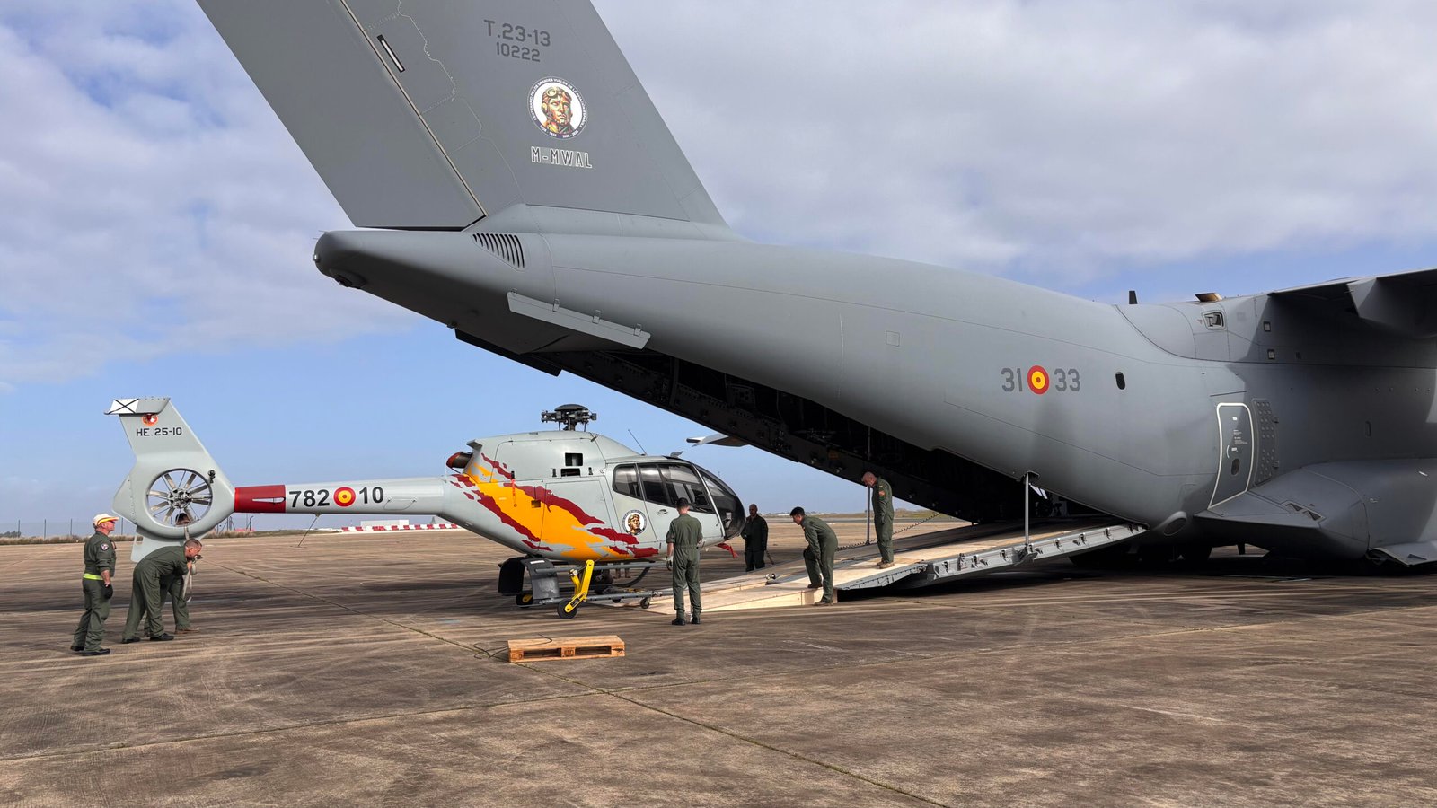 Un helicóptero de la Patrulla ASPA es embarcado en un A400M del Ala 31