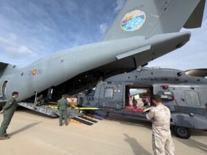 Un NH90 del Ala 48 embarcando en un A400M del Ala 31