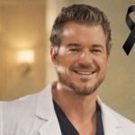 Retrato del actor con bata médica, sonrisa serena y un crespón negro en la esquina