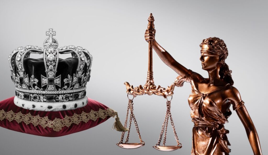 Imagen que representa la corona británica y al símbolo de la justicia