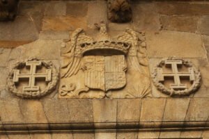 Águila de San Juan en piedra, en una fachada