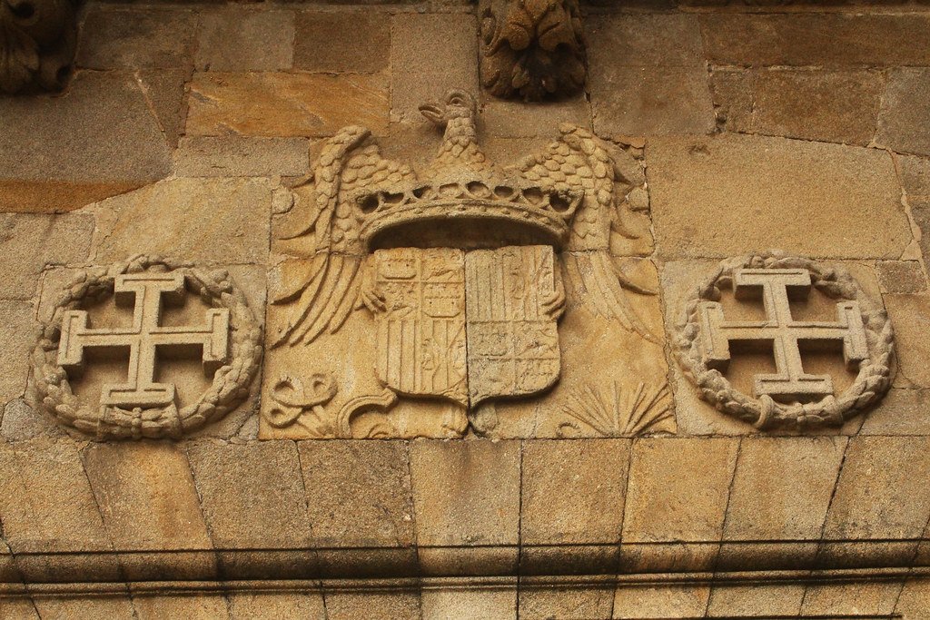 Águila de San Juan en piedra, en una fachada
