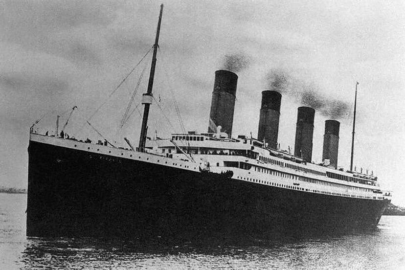 La embarcación del Titanic navegando a su salida del puerto Southampton