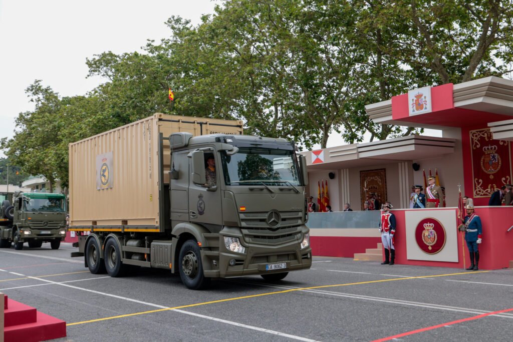 Vehículo pesado que transporta material del SEADA