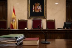 Sanción por opinar en una resolución judicial