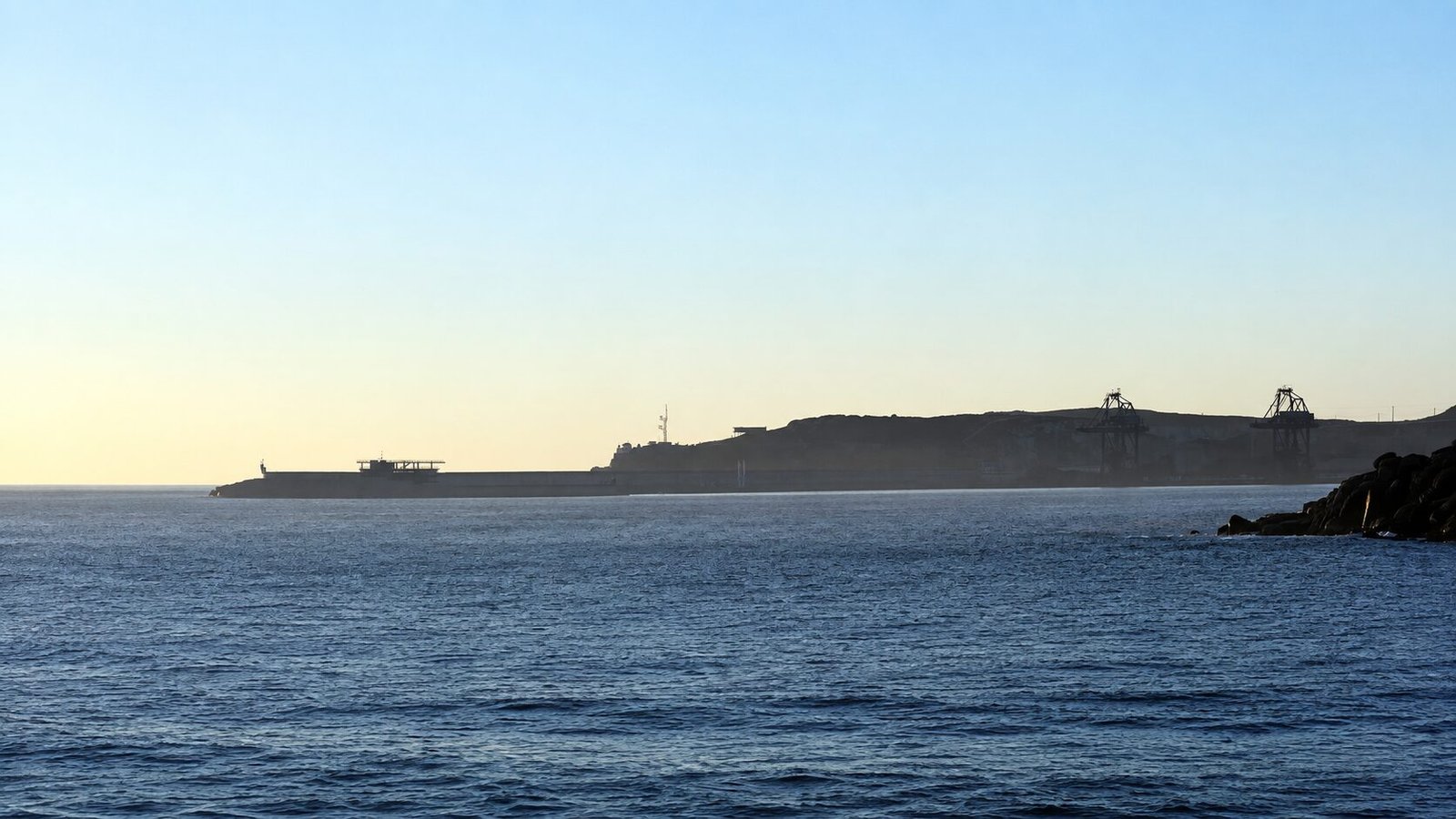 Vista del Puerto Exterior de Ferrol, en A Coruña, uno de los principales enclaves industriales y logísticos de la ría ferrolana.