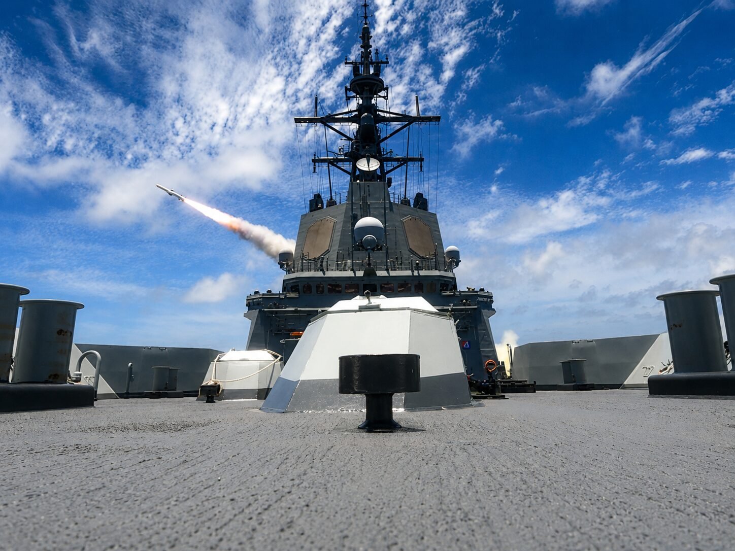 La fragata Álvaro de Bazán lanza un misil Harpoon durante RIMPAC 2026