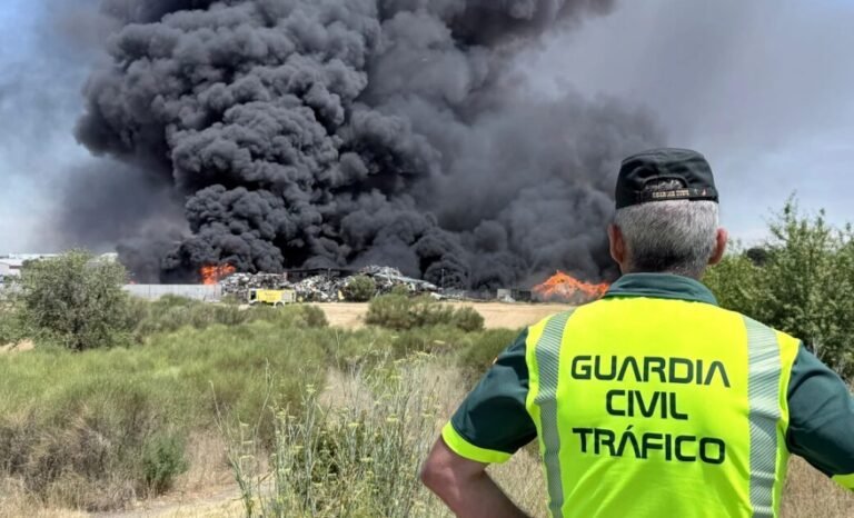 Incendio declarado en la planta de tratamiento de residuos de Zaresa, en Roales del Pan (Zamora). Fotografía: Guardia Civil.