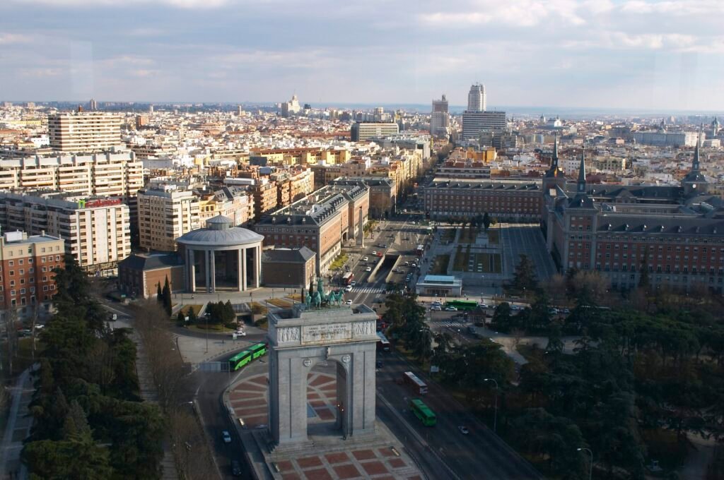 Plaza de la Moncloa, en Madrid, con el Arco de la Victoria y el Cuartel General del Ejército del Aire y del Espacio. Foto: C. Barcenilla / Wikimedia Commons (CC BY-SA).