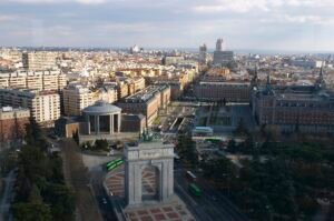 Plaza de la Moncloa, en Madrid, con el Arco de la Victoria y el Cuartel General del Ejército del Aire y del Espacio. Foto: C. Barcenilla / Wikimedia Commons (CC BY-SA).