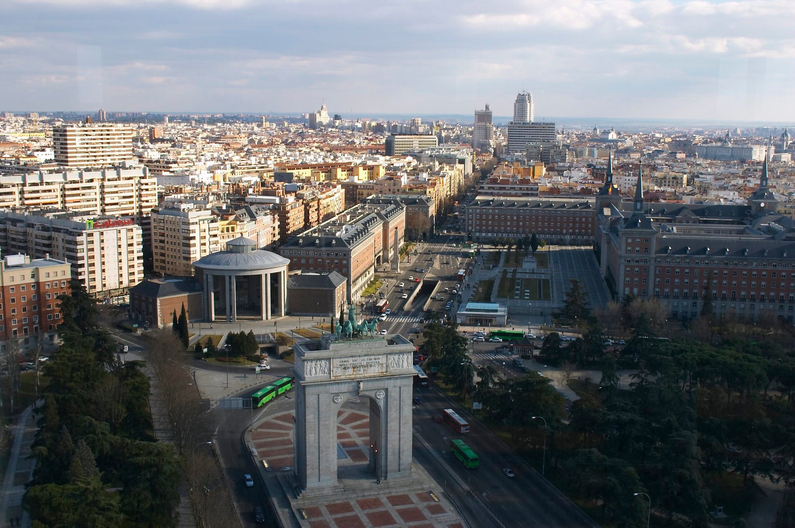 Plaza de la Moncloa, en Madrid, con el Arco de la Victoria y el Cuartel General del Ejército del Aire y del Espacio. Foto: C. Barcenilla / Wikimedia Commons (CC BY-SA).