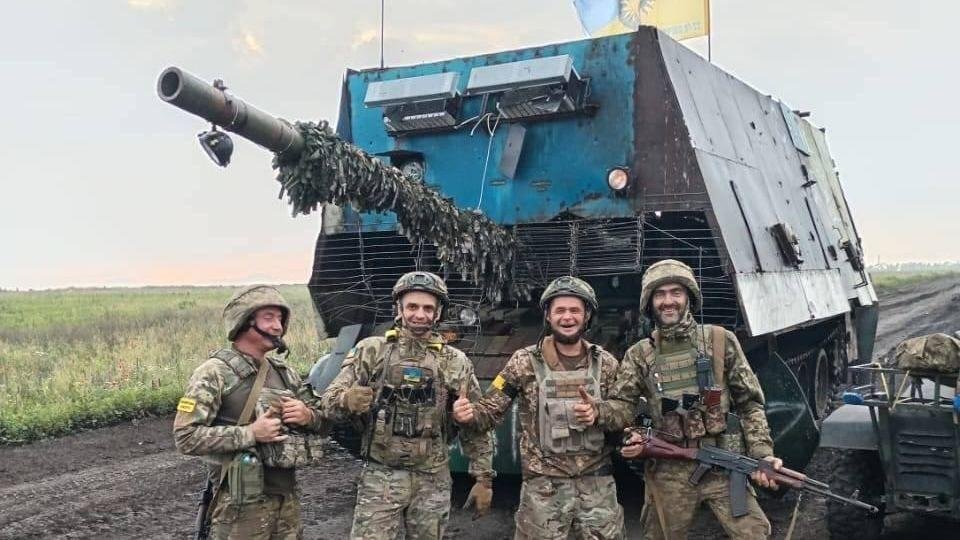 Soldados ucranianos junto a un carro de combate ruso capturado durante la guerra en Ucrania, en junio de 2024. Foto: ArmyInform / CC BY 4.0.