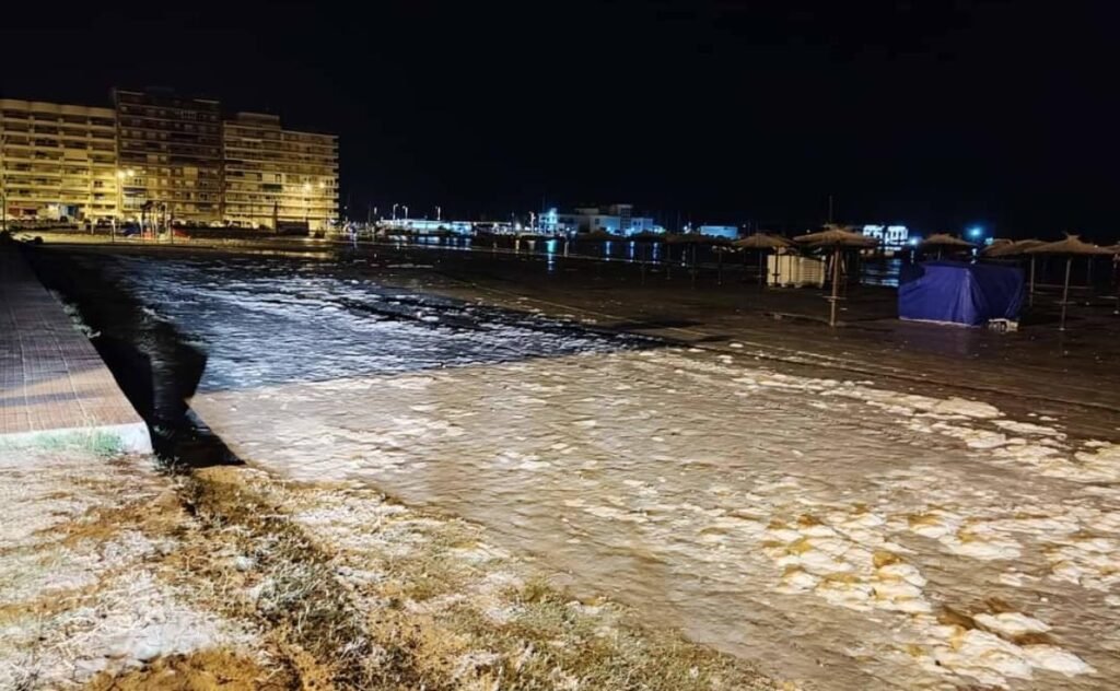 El meteotsunami registrado en Santa Pola provocó una llamativa retirada del Mediterráneo y su posterior avance sobre Gran Playa y Playa Lisa.