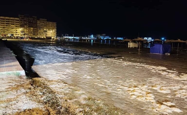 El meteotsunami registrado en Santa Pola provocó una llamativa retirada del Mediterráneo y su posterior avance sobre Gran Playa y Playa Lisa.