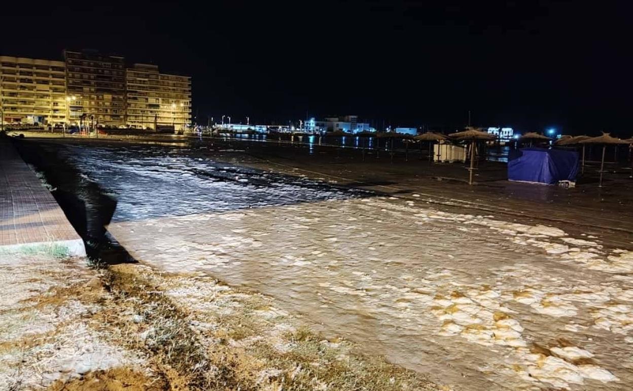 El meteotsunami registrado en Santa Pola provocó una llamativa retirada del Mediterráneo y su posterior avance sobre Gran Playa y Playa Lisa.